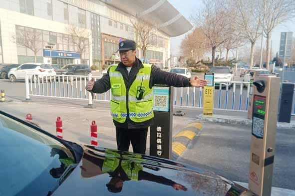 暖心服務(wù)顯擔(dān)當(dāng) 細(xì)微之處見(jiàn)真情——汽車(chē)總站停車(chē)場(chǎng)管理員李琰熱心助人獲贊譽(yù)